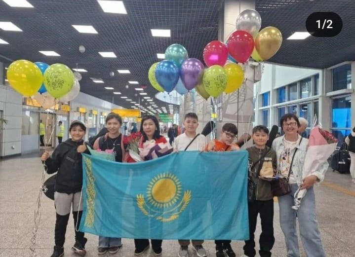 Дуэт домбристов в аэропорту